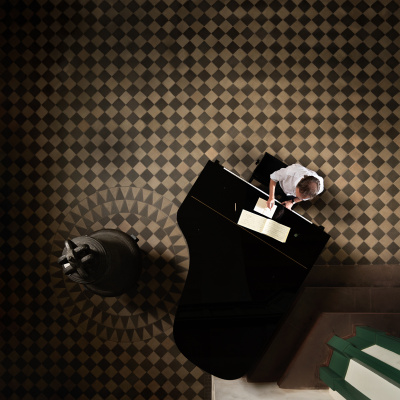 Martin Herchenröder komponierend am Flügel