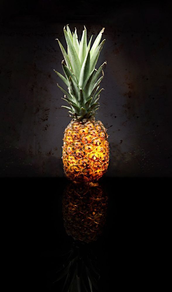 Ein Sandwich, gesunde Ernährung und eine leuchtende Ananas