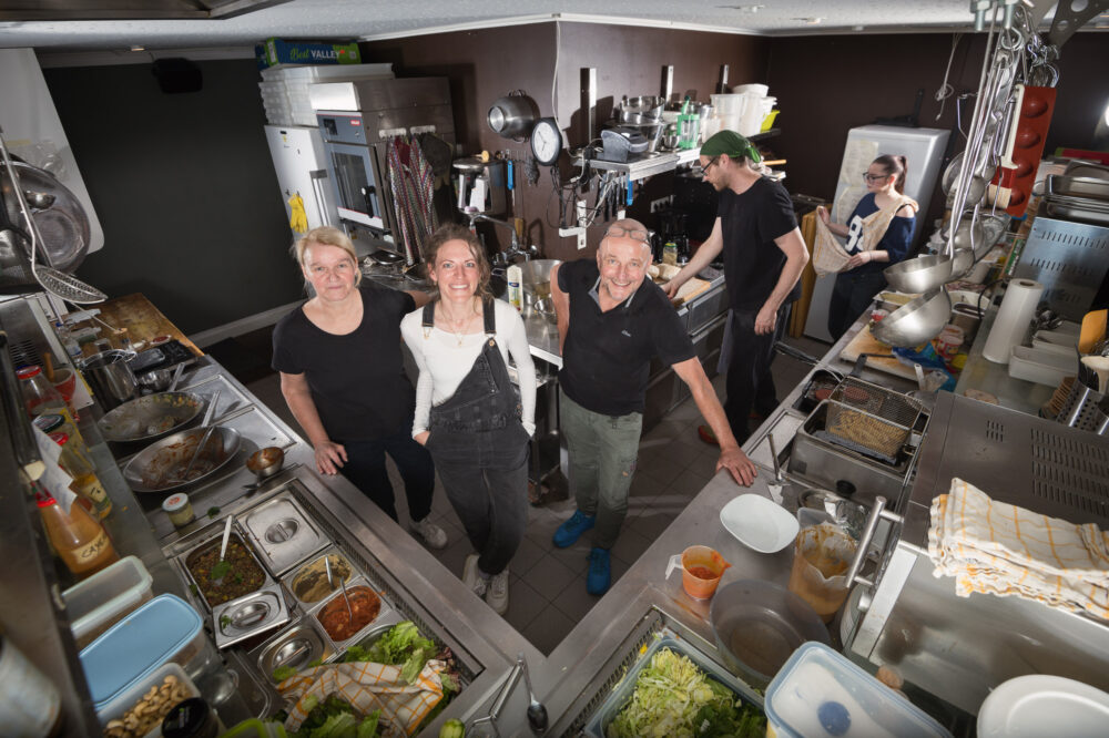 Küchenszene im vegetarischen Restaurant "Hannes am Herd" in Telgte während einer der letzten Tage mit dem Besitzer Hannes Farwick, seiner Frau Anja, seiner Tochter Marlena, Köchin Lara Brüse und Koch Martin Ludewig.