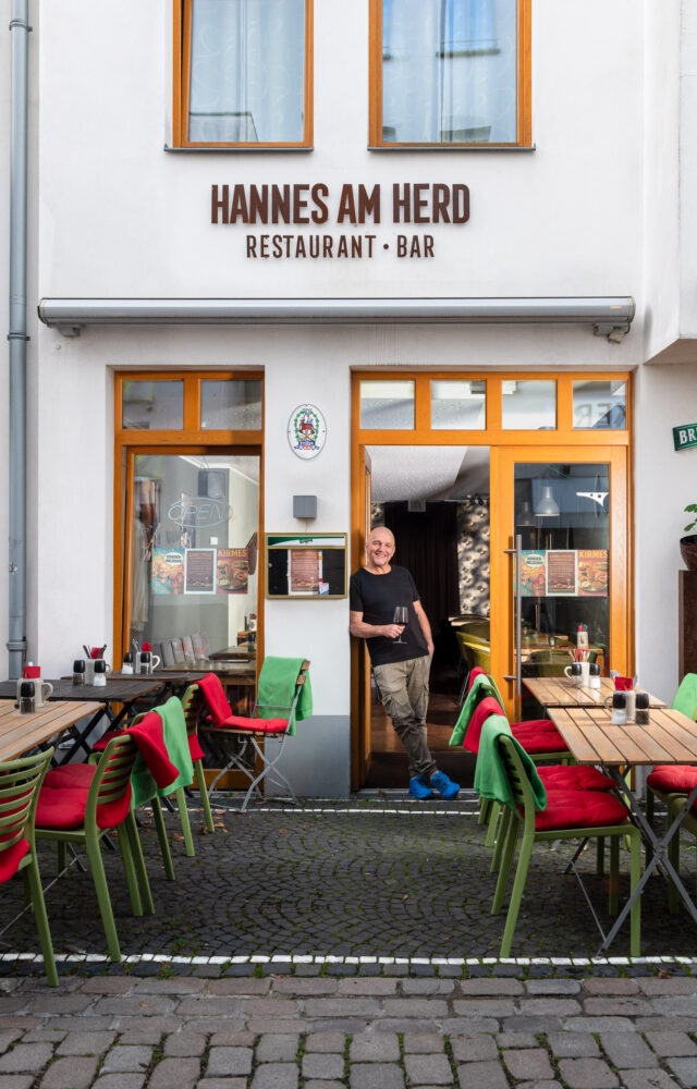 Chef Hannes Farwick in front of his vegetarian restaurant "Hannes am Herd" in Telgte shortly before the final service in September 2025