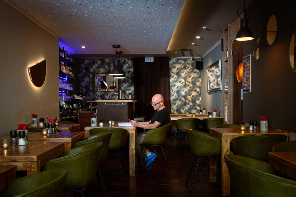 Chef Hannes Farwick mit dem Reservierungsbuch in seinem vegetarischen Restaurant "Hannes am Herd" in Telgte